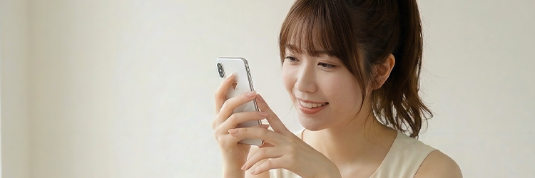 ツーショットダイヤルをする女性